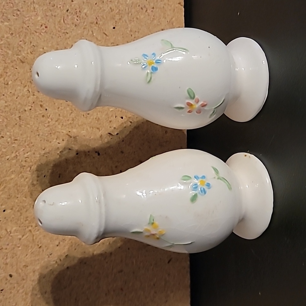 Vintage Enesco Chicken & Rooster Salt & Pepper Shakers - Picture 3 of 9